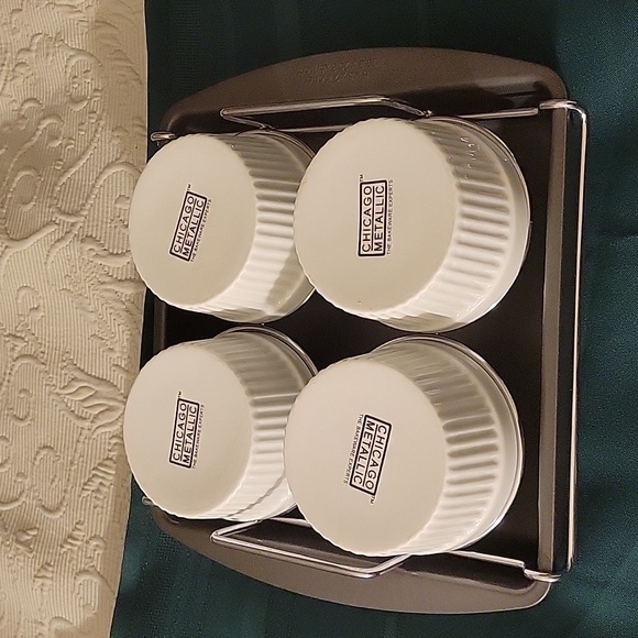 (4) Chicago Metallic Bakeware Set - Picture 4 of 13